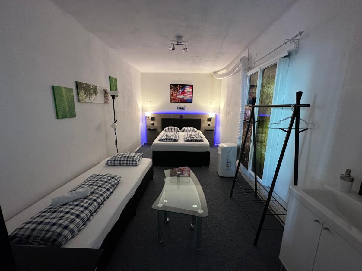 Hostel Lovely Rooms, City Center, Shared Bathroom, Windows To Corridor 菲拉赫 外观 照片
