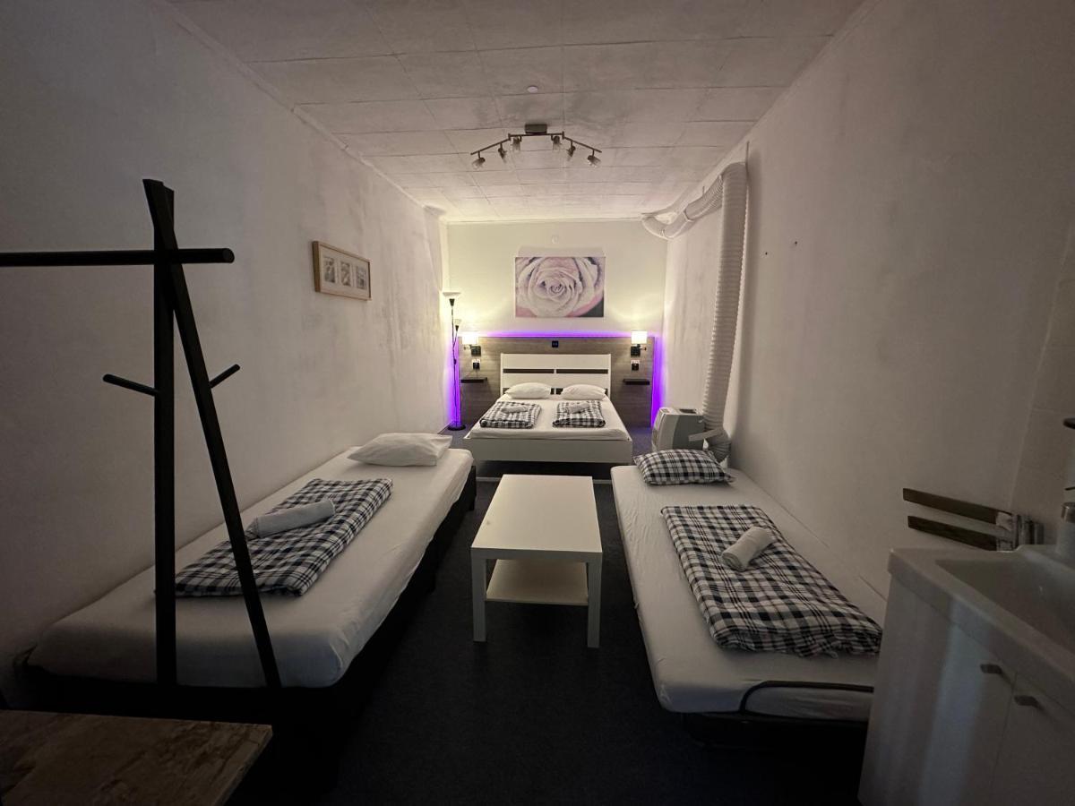 Hostel Lovely Rooms, City Center, Shared Bathroom, Windows To Corridor 菲拉赫 外观 照片