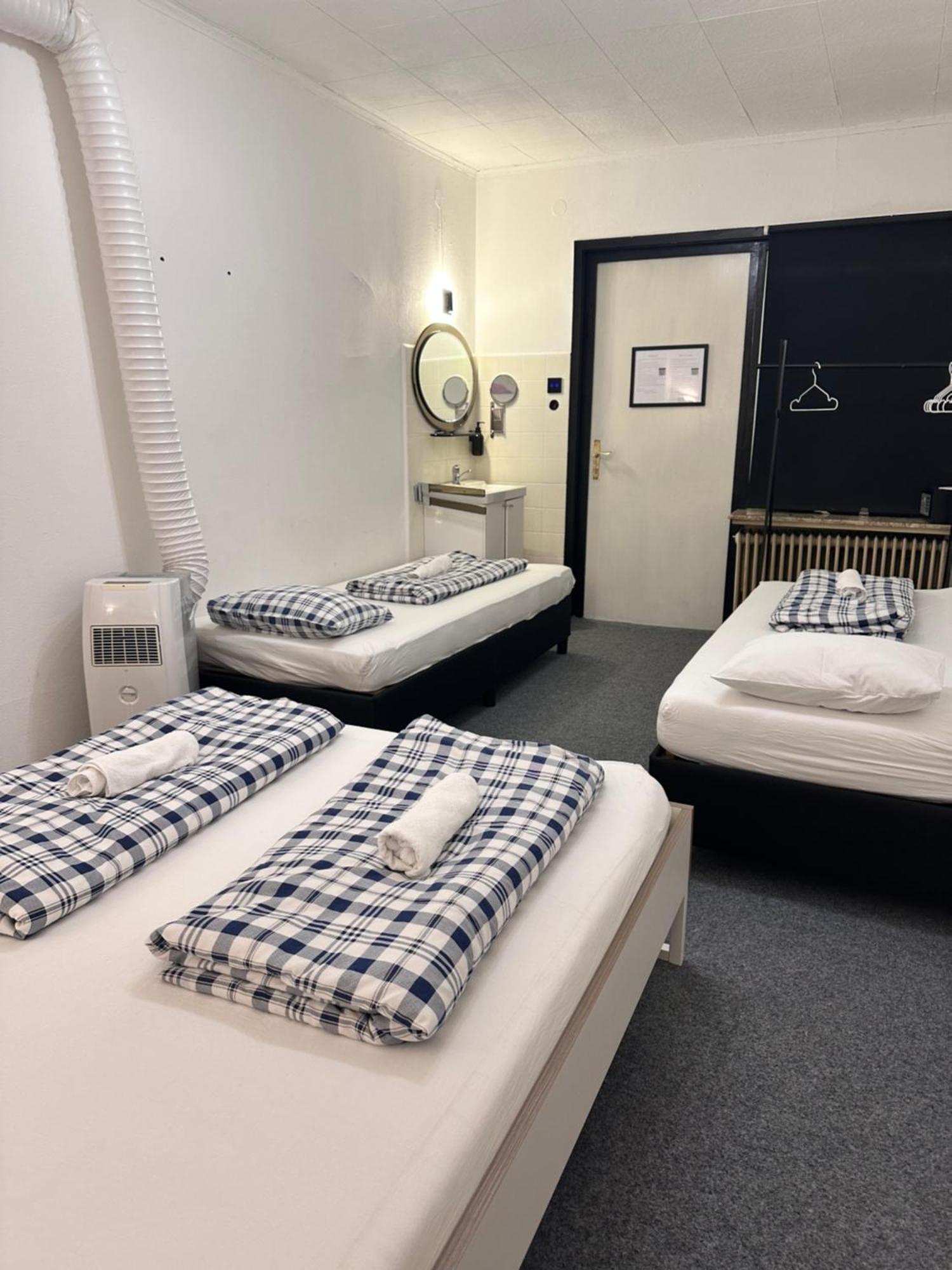 Hostel Lovely Rooms, City Center, Shared Bathroom, Windows To Corridor 菲拉赫 外观 照片