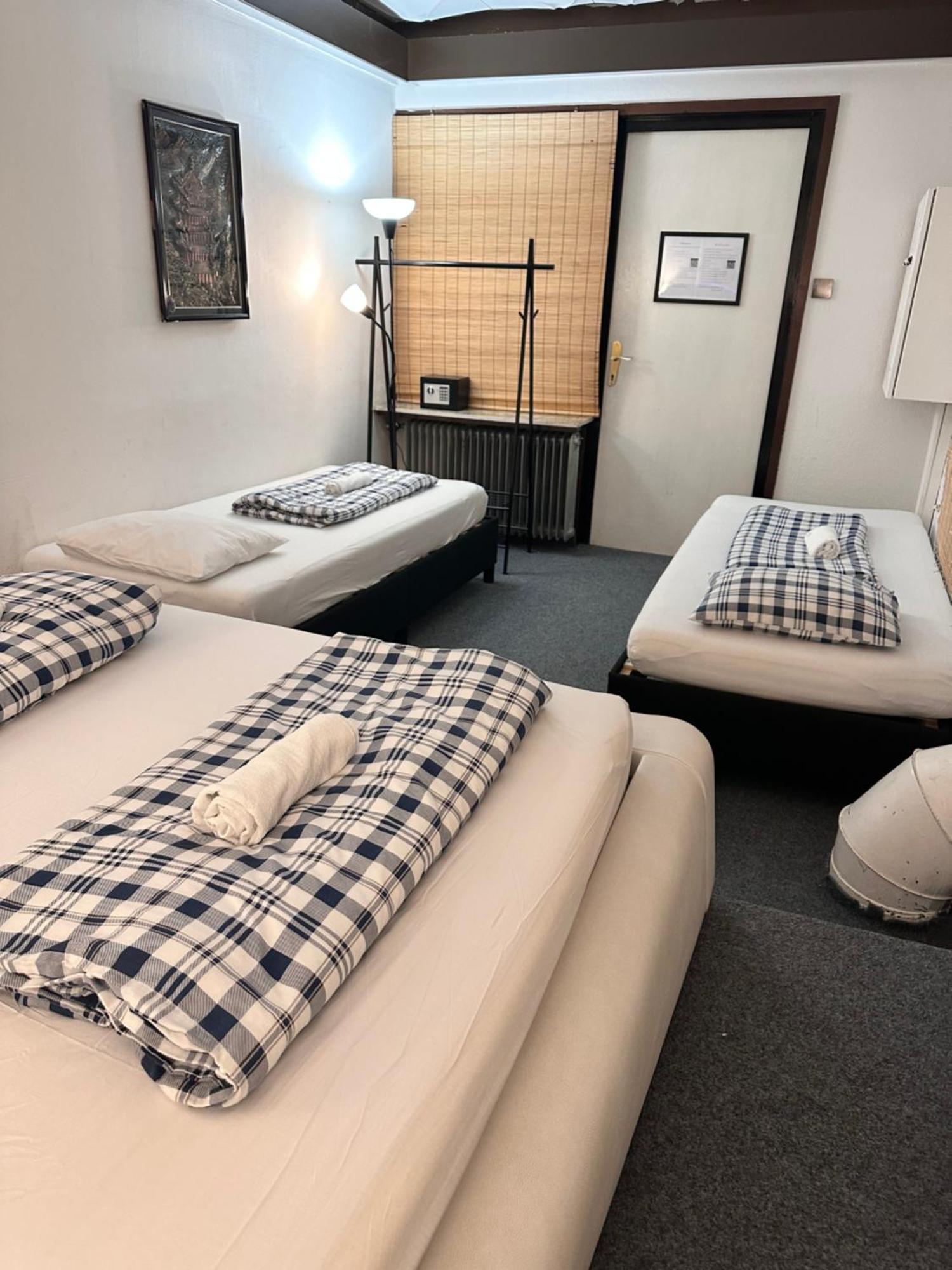 Hostel Lovely Rooms, City Center, Shared Bathroom, Windows To Corridor 菲拉赫 外观 照片