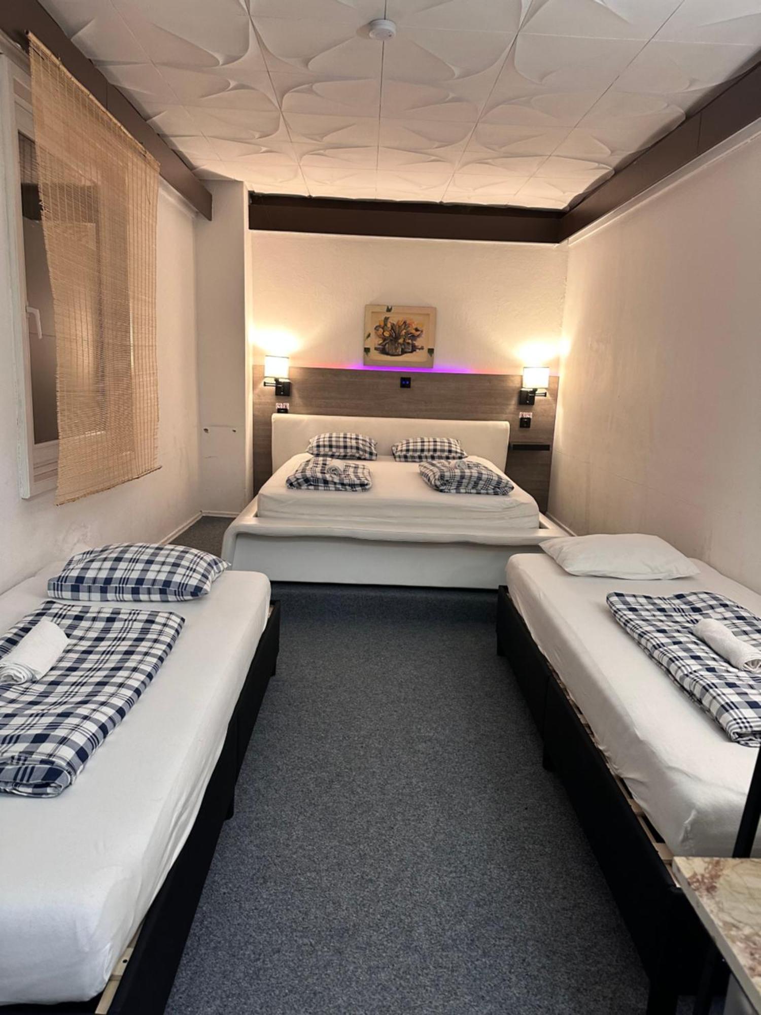 Hostel Lovely Rooms, City Center, Shared Bathroom, Windows To Corridor 菲拉赫 外观 照片