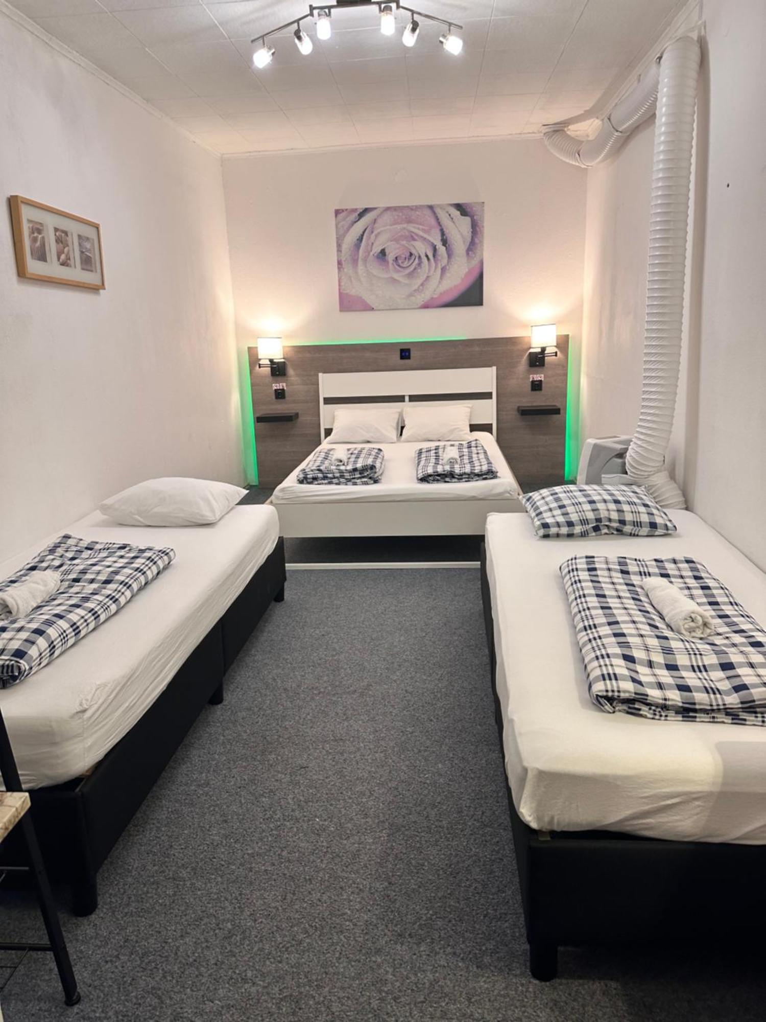 Hostel Lovely Rooms, City Center, Shared Bathroom, Windows To Corridor 菲拉赫 客房 照片