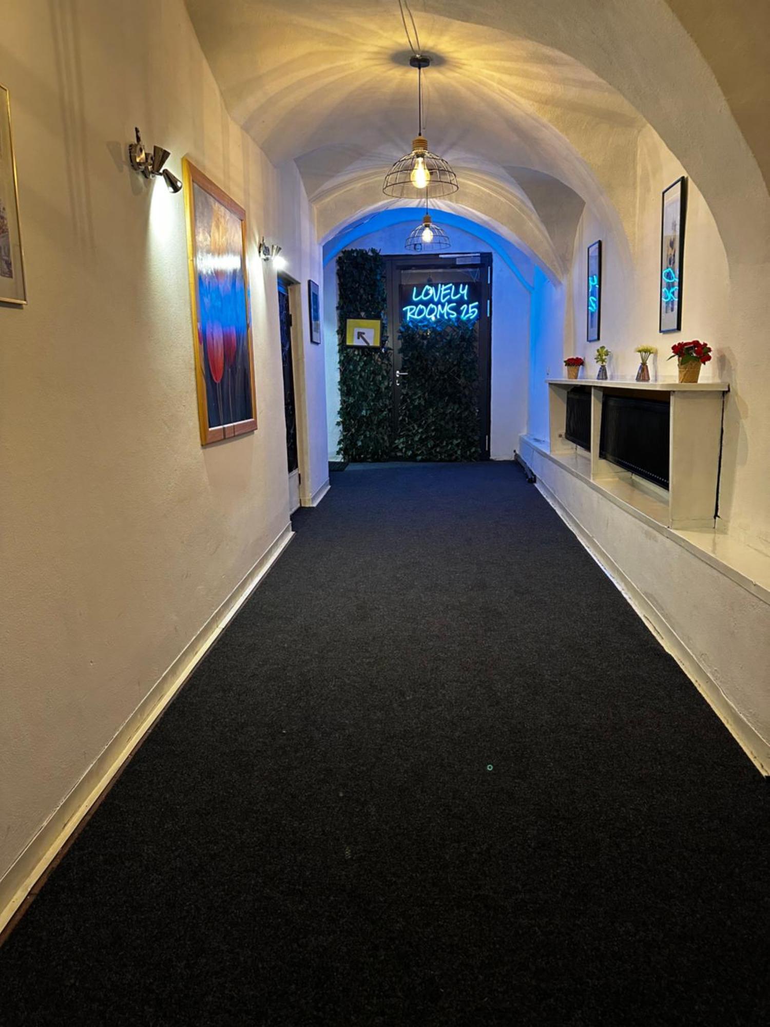 Hostel Lovely Rooms, City Center, Shared Bathroom, Windows To Corridor 菲拉赫 外观 照片