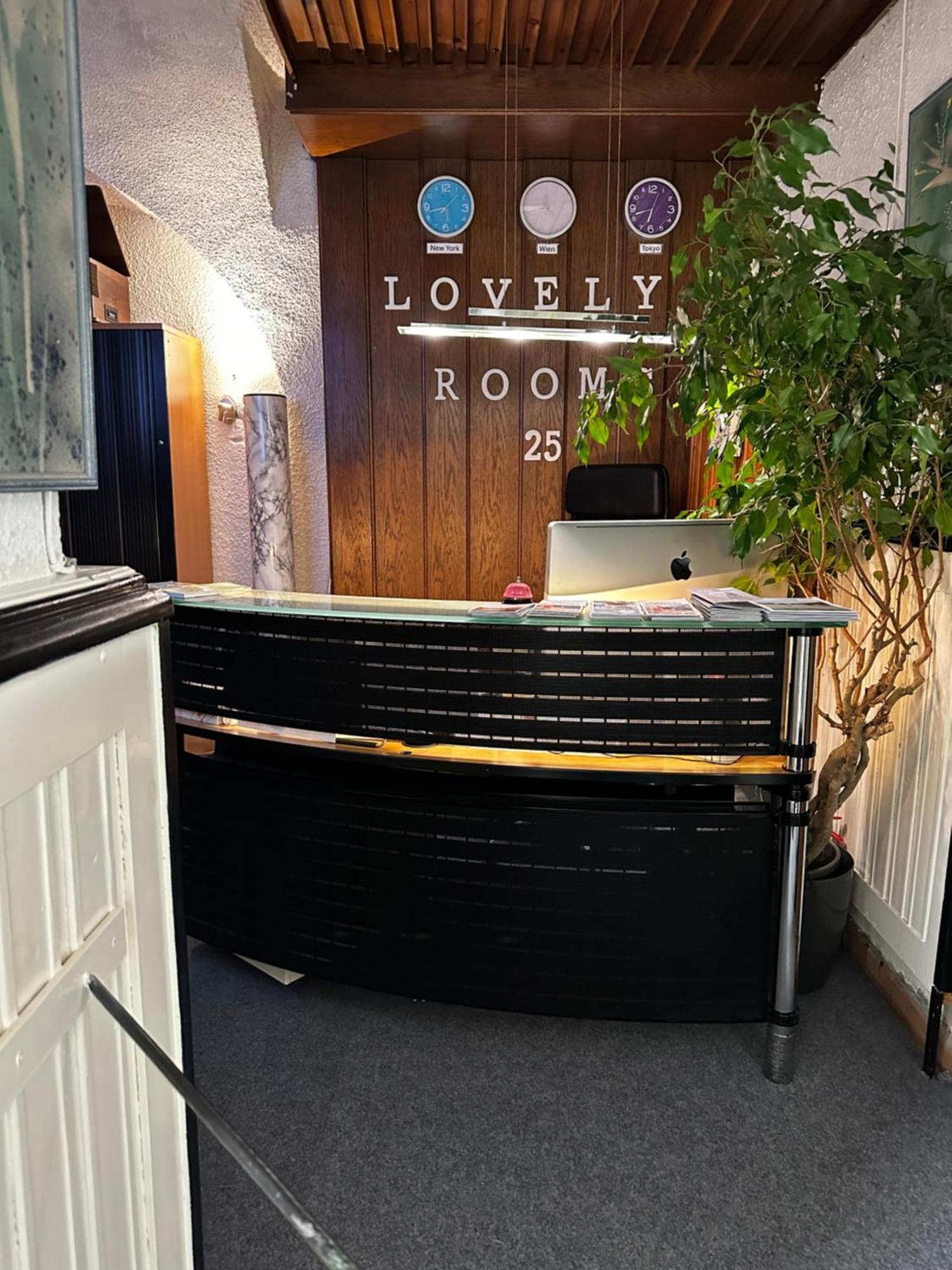 Hostel Lovely Rooms, City Center, Shared Bathroom, Windows To Corridor 菲拉赫 外观 照片