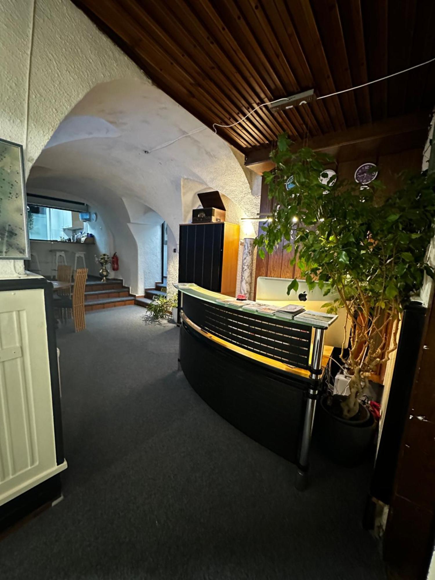 Hostel Lovely Rooms, City Center, Shared Bathroom, Windows To Corridor 菲拉赫 外观 照片