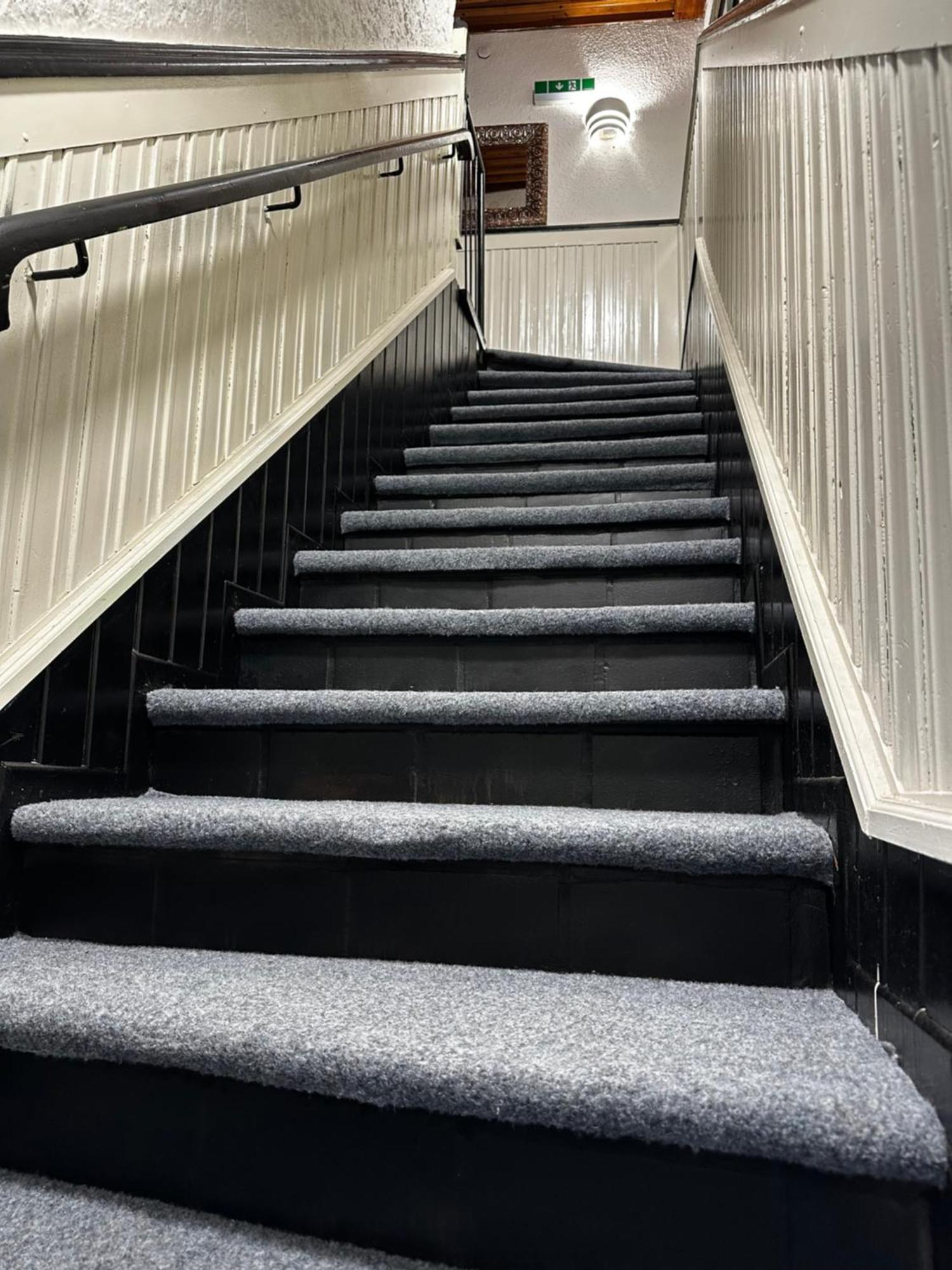 Hostel Lovely Rooms, City Center, Shared Bathroom, Windows To Corridor 菲拉赫 外观 照片
